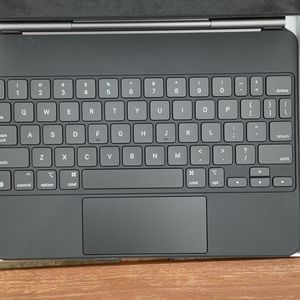 Apple iPad Magic Keyboard.